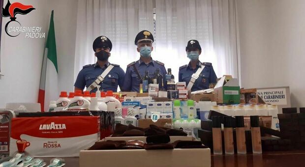 I carabinieri con una parte degli alimentari sequestrati