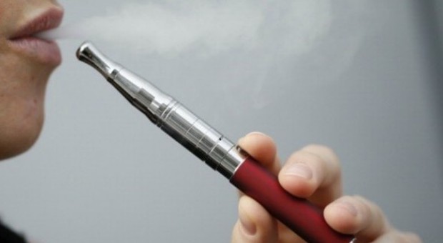 Sigaretta elettronica, via il divieto: si potrà fumare nei luoghi pubblici