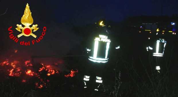 Inferno di fuoco in Irpinia, incendio distrugge le balle di fieno