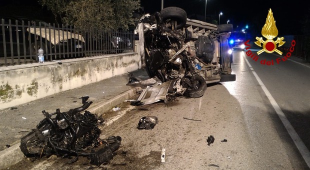 Perde il controllo del furgone e si ribalta in strada: Fiat Scudo a pezzi, 49enne ferito
