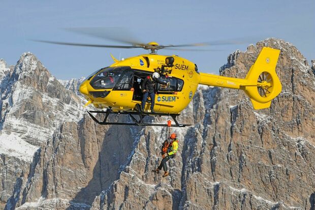 L'elicottero del Suem durante un salvataggio in montagna