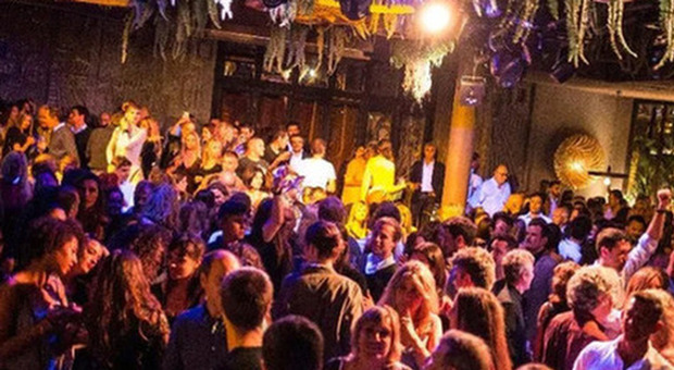 Focolaio Covid in una discoteca di Bordeaux, contagiate 81 persone: da domani il Green Pass obbligatorio