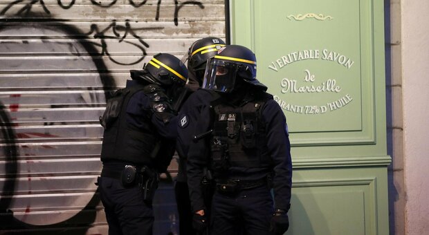Francia, morto un ragazzo di 27 anni a Marsiglia: colpito da un proiettile 'flash-ball' usato dalla polizia