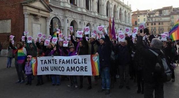 Lo slogan che ha accompagnato la manifestazione: "Tante famiglie, un unico amore"