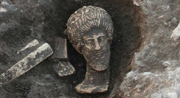 Testa maschile rinvenuta sotto la base di un altare durante lo scavo