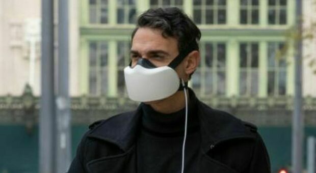 Arriva la 'supermascherina' che blocca tutti i virus (anche il Covid). «Costerà 300 euro»