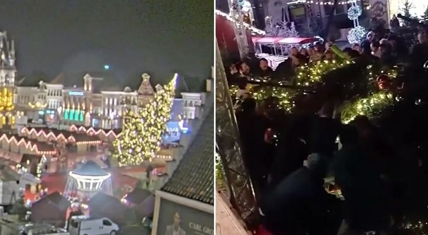 Tragedia al mercatino in piazza: crolla l'albero di Natale, donna muore schiacciata. Il video choc