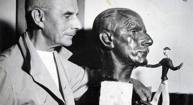 Sergio Tofano con la scultura di Mirko Vucetich