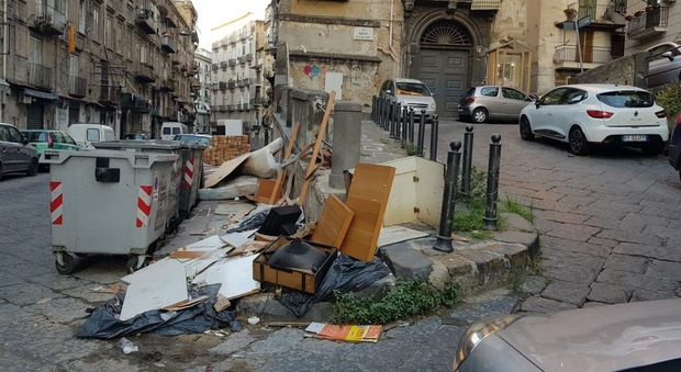 «È sparito il furgone dell'Asìa», la chiesa dell'Annunziata ancora tra i rifiuti