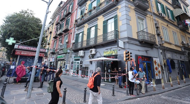 Napoli, il bimbo morto cadendo dal balcone: «Un tonfo, poi quelle urla strazianti davanti al corpicino a terra»