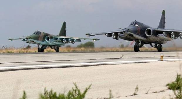 Siria, i primi aerei russi tornano in patria
