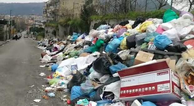 Pianura invasa dai rifiuti, la rabbia dei residenti: «Siamo stanchi»