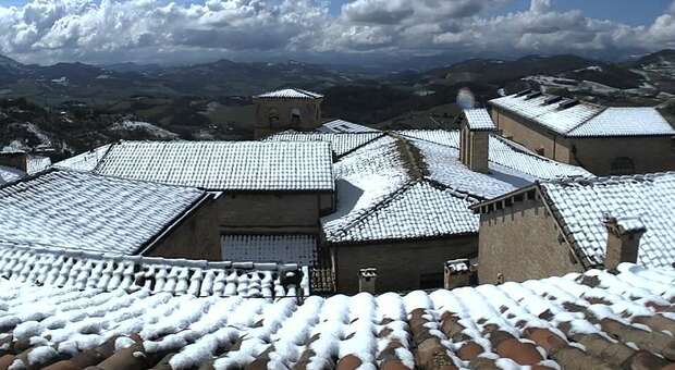 I tetti di Urbino innevati immortalati dalla webcam dell'Osservatorio Serpieri