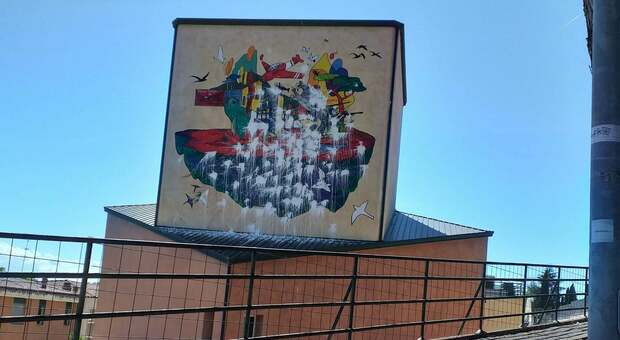 Roma, vandalizzato il murales sulla Resistenza: la denuncia del sindaco di Guidonia