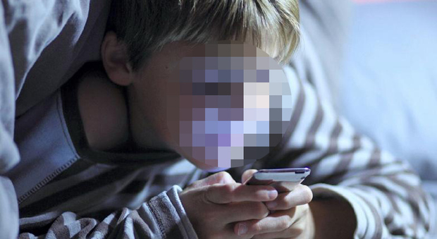 I ragazzi passano sempre più tempo attaccati allo smartphone evitando anche di dormire