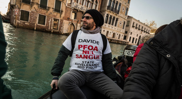 La protesta contro l'inquinamento da Pfas-Pfoa davanti al Consiglio regionale sul Canal Grande aa Venezia
