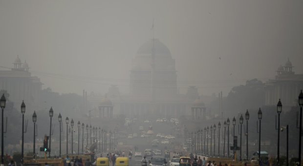 Allarme inquinamento, a Nuova Delhi visibilità quasi a zero e difficoltà a respirare
