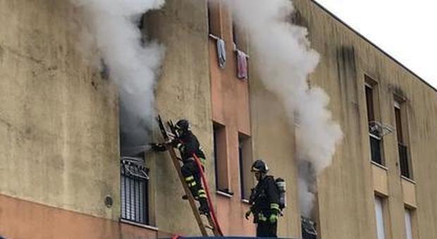 Carabiniere eroe si getta nel fuoco per salvare la vita di un bambino