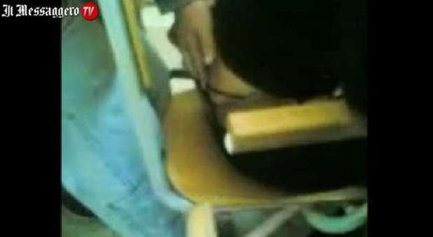 La prof in perizoma si faceva toccare in classe. Il video finisce in rete ma per la Procura «non lede la privacy»