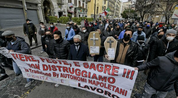 Lockdown a Napoli, gli ambulanti tornano in piazza: blocchi stradale e traffico in tilt