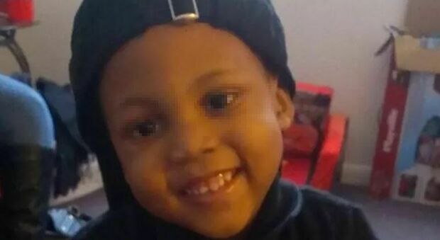 Bimbo di 7 anni travolto e ucciso da un taxi: era solo in casa. La mamma era andata dall'amante