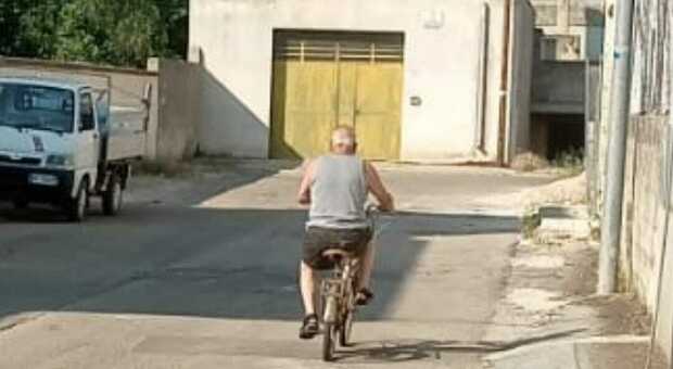 Nonno Luigi Piccinni in sella alla sua bici per le strade di Gemini