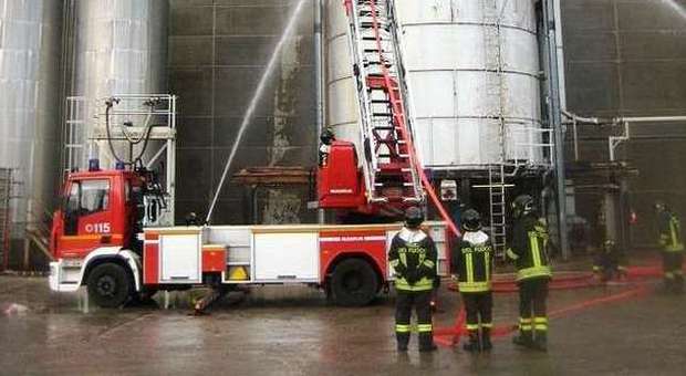 Pompieri al lavoro sul silo