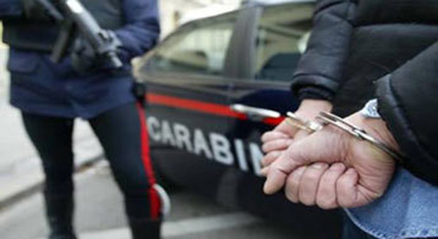 Maxirissa alla stazione Termini, due carabinieri assediati nell'auto da 15 immigrati: cinque arresti
