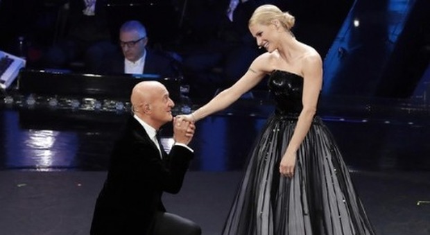 Sanremo 2019, Michelle Hunziker duetta con Claudio Bisio. Tripudio del web: «L'esibizione migliore del Festival»