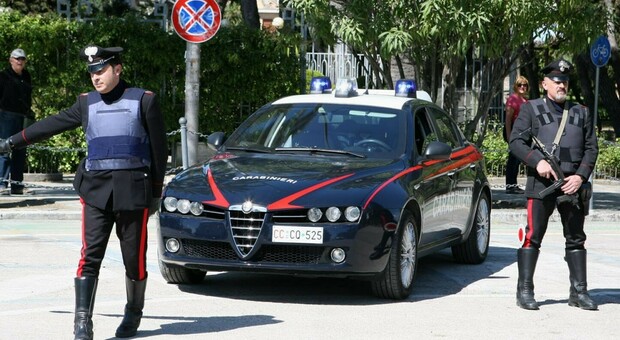 Nervosi ai controlli dei carabinieri: due ventenni arrestati con hashish e cocaina