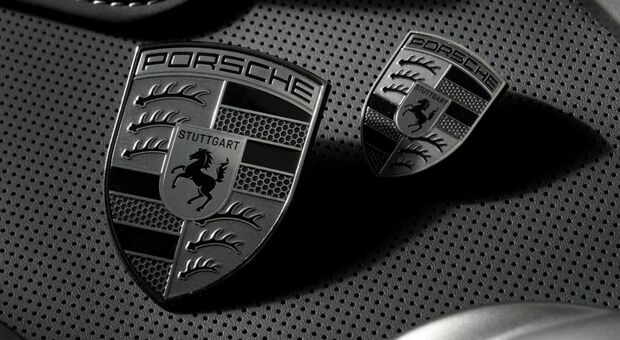 Il nuovo scudetto grigio di Porsche