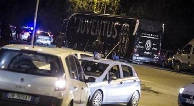 Bomba carta al Dall'Ara contro il pulman della Juventus. Marotta «Un gesto di teppismo e violenza»