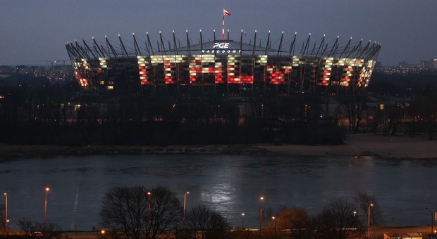 Lo stadio a Varsavia illuminato ieri sera