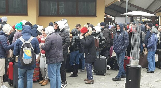 immagine Ucraina, assalto ai treni per andare a combattere: ragazzi, operai e donne
