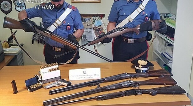 Minacce con fucili e coltelli per feci dei cani, liti familiari e schiamazzi: i carabinieri denunciano tre anziani
