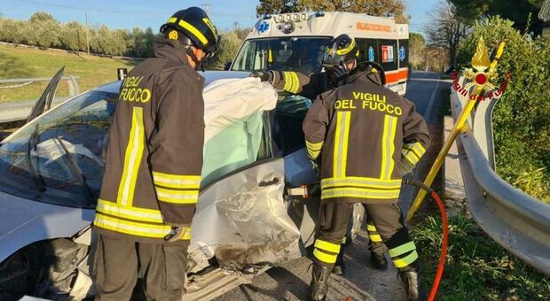 Schianto tra auto a Montecassiano, tre donne ferite: una estratta dalle lamiere dai vigili del fuoco