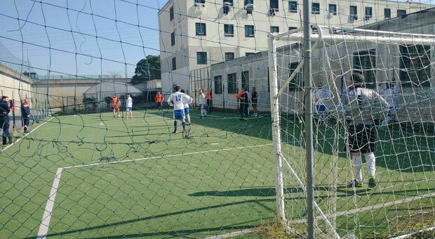 «Un calcio all'indifferenza» nel carcere di Secondigliano
