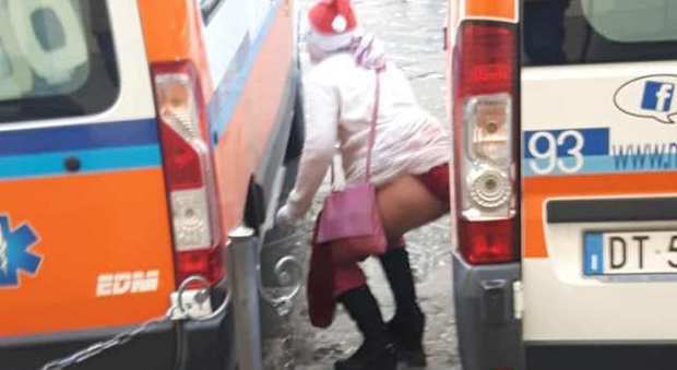 Pipì tra due ambulanze davanti al Duomo di Firenze, la donna viene immortalata e la foto finisce sui social