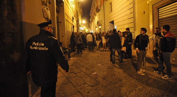 Stretta sulla movida di Napoli: fermati 5 minorenni, multe a locali