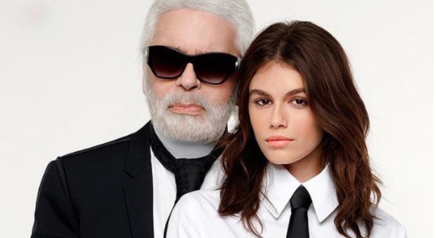Tubini sexy e felpe urban: la linea di vestiti di Karl Lagerfeld in collaborazione con Kaia Gerber
