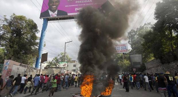 Haiti, violenze e saccheggi: sospeso il ballottaggio per il nuovo presidente
