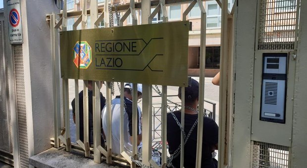 Roma, attivisti per la casa occupano Regione Lazio tra urla e spintoni: aggredito un giornalista