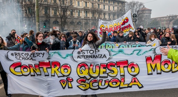 Studenti in corteo a Milano per Giuseppe e Lorenzo: «Non si può morire di scuola»