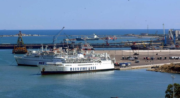 Traghetti ormeggiati alle banchine del porto di Brindisi