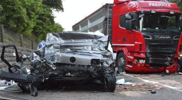 L'auto dei Cecchinato distrutta dall'impatto con il camion