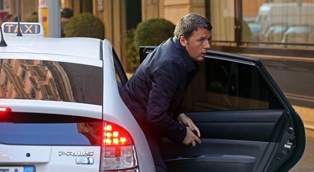 Renzi scende dal taxi davanti al suo hotel (Ansa)