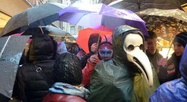 Maschere con l'ombrello a Venezia (Fotoattualità)