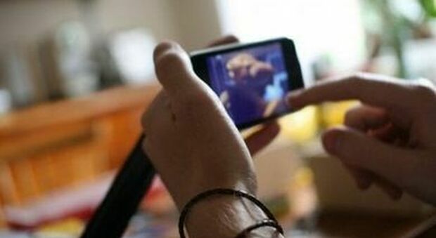 Foto hard di minorenni sullo smartphone di una adolescente: la denuncia della madre fa smantellare rete di pedopornografia
