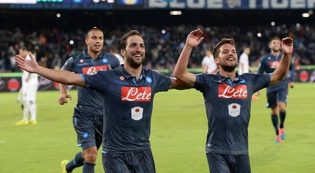 Napoli-Verona 6-2|Napoli, super rimonta nel segno di Higuain e Hamsik. Travolto il Verona| Foto