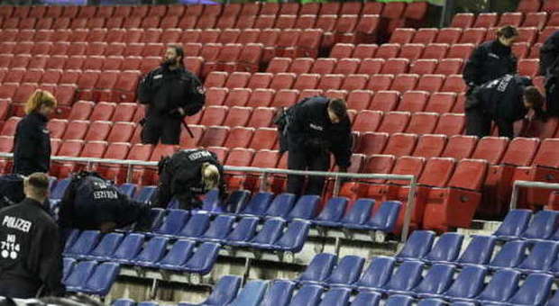 Hannover, incubo bomba allo stadio Germania-Olanda annullata. Voci su esplosivo